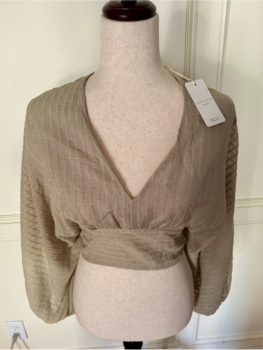 Women’s V-Neck Long Sleeve Crop Top